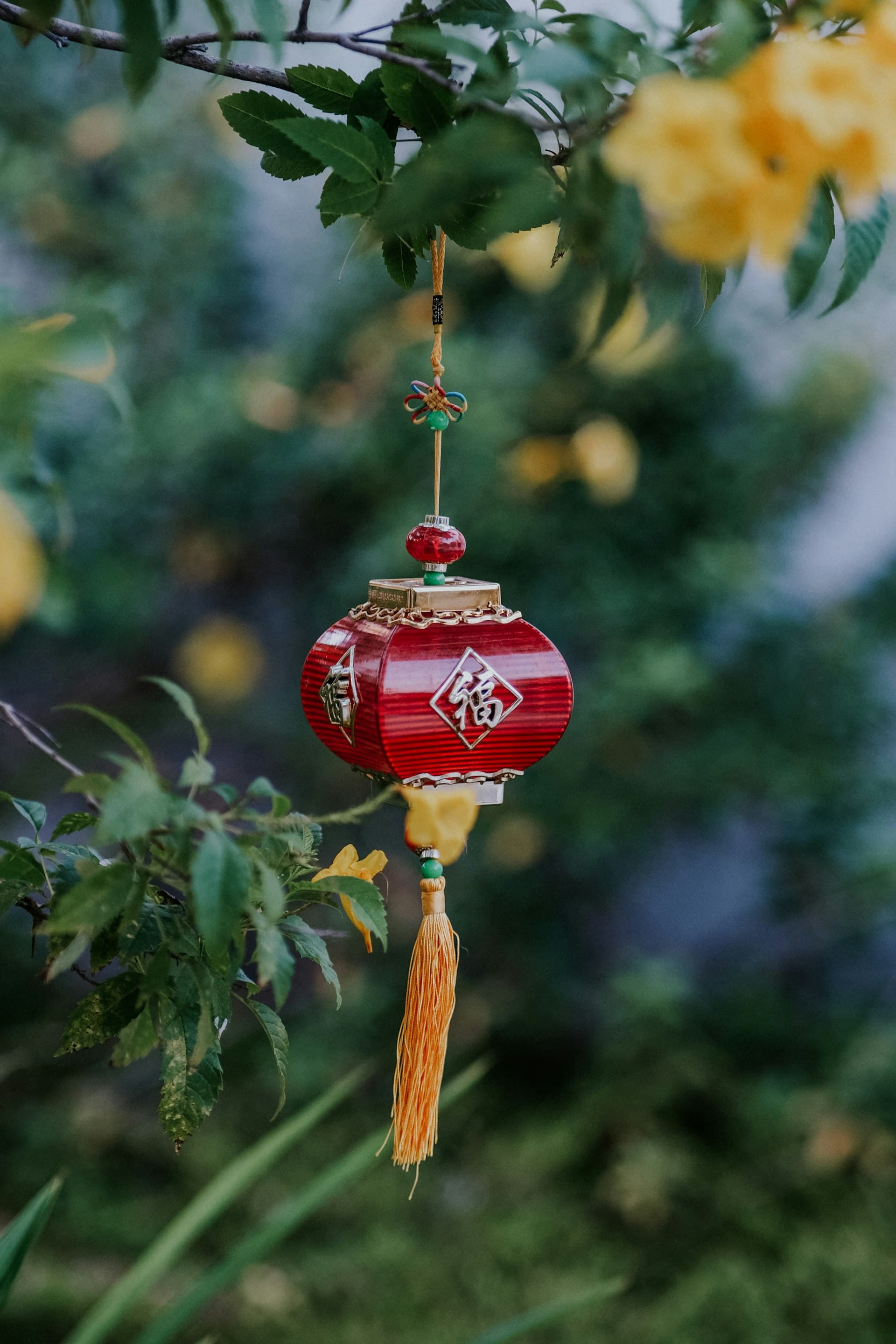 Vách sơn mài đỏ khảm vàng với huy hiệu đồng